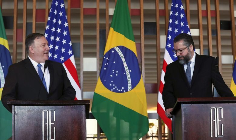 Mike Pompeo (lijevo) i brazilski ministar unutarnjih poslova Ernesto Araujo (desno)