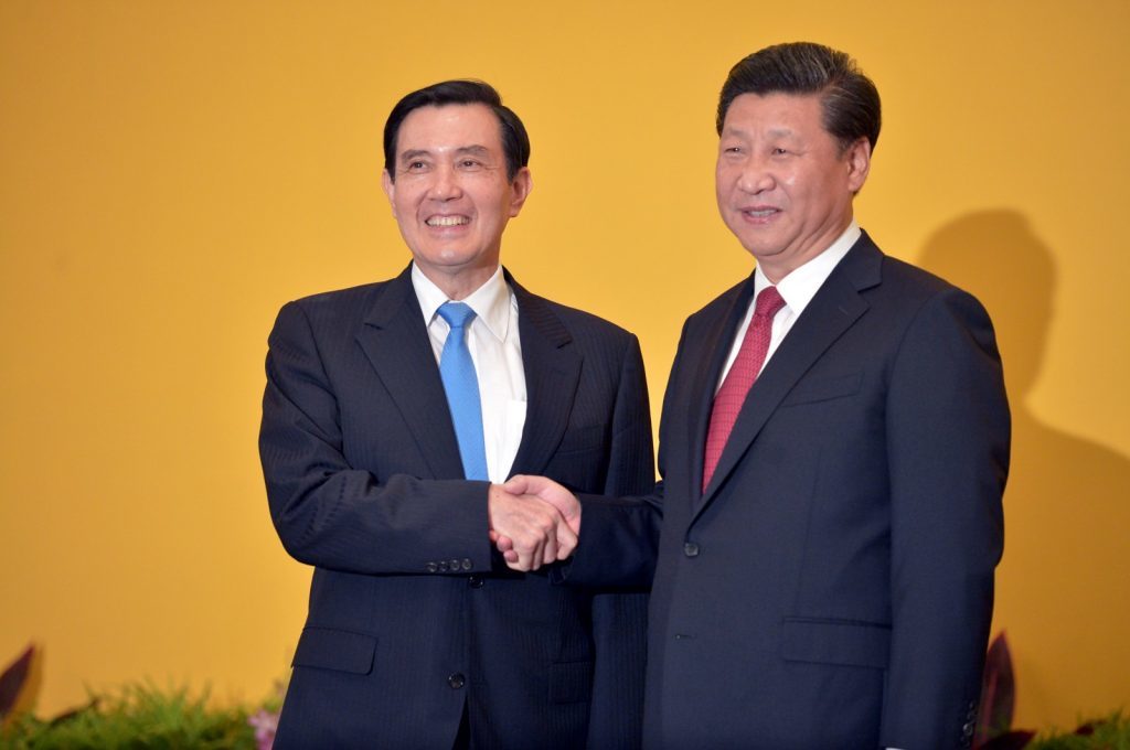 Istorijski prvi susret političkih lidera Kine i Tajvana, Sija Đinpinga i Ma Jing Jua, Singapur, 7. novembar 2015.