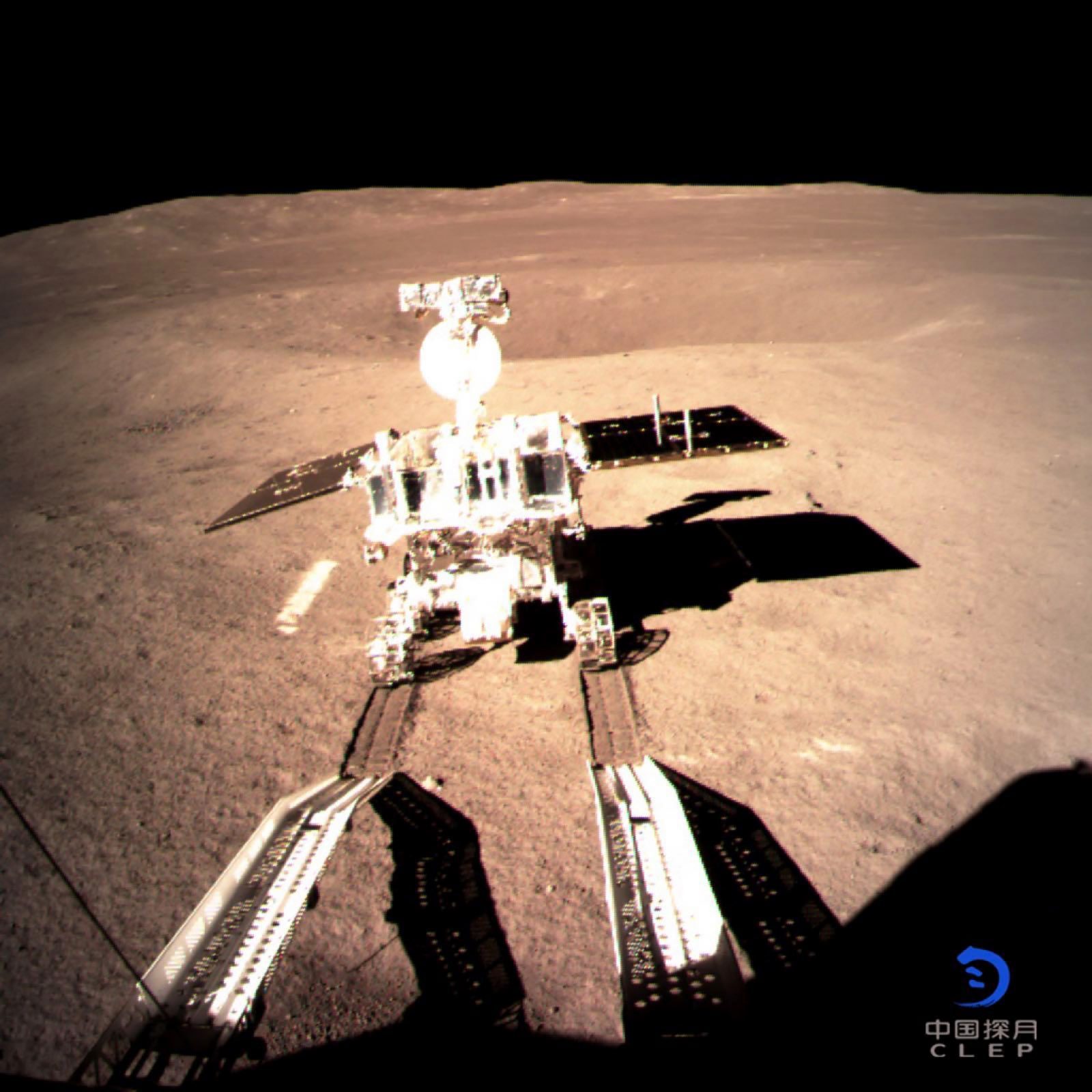 Kineski modul „Čang 4“ na tamnoj strani Meseca, što je prvo uspešno meko sletanje na tamnu stranu Zemljinog prirodnog satelita u istoriji čovečanstva, 3. januar 2019.