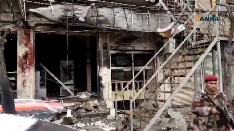 Prizor samoubilačkog napada u sjevernom sirijskom gradu Manbij u srijedu