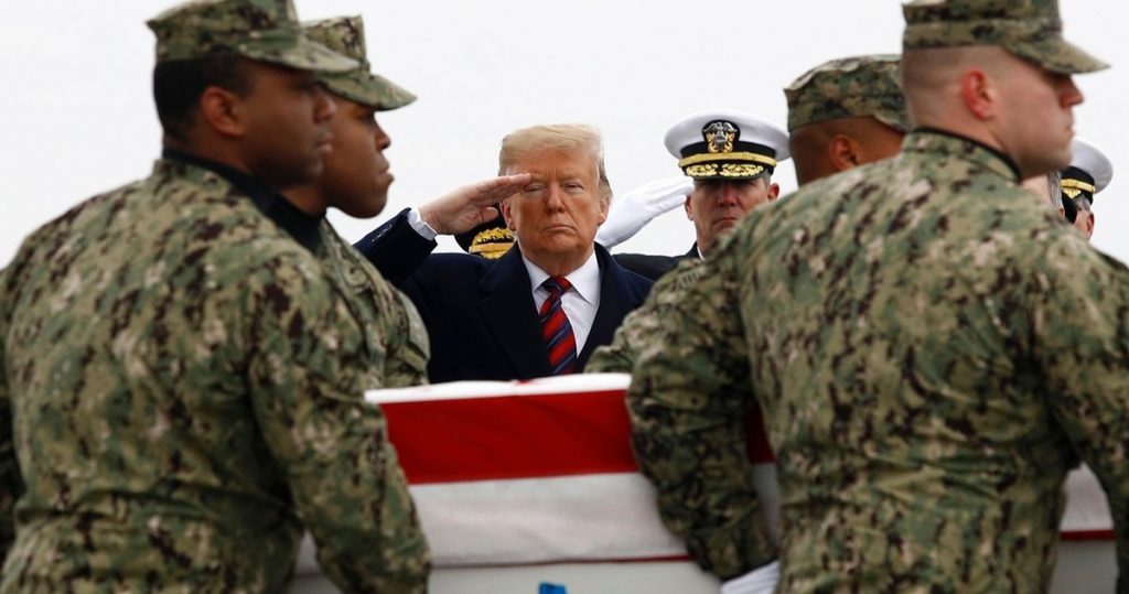 Klikni za povećanje Predsednik SAD Donald Tramp salutira tokom prenosa pomrtnih ostataka četvorice američkih vojnika stradalih u terorističkom napadu u Siriji, Dover, 20. januar 2019.