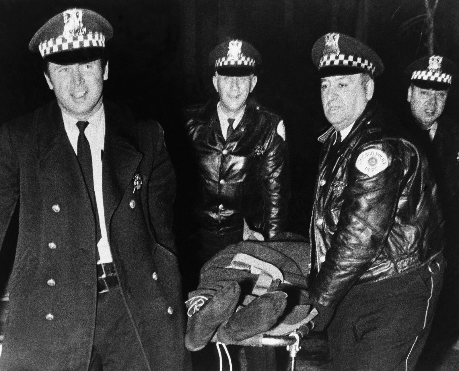 Chicago policija uklanja tijelo Freda Hamptona, vođe stranke Black Black Panther, koji je ubijen od strane policije 4. prosinca 1969.