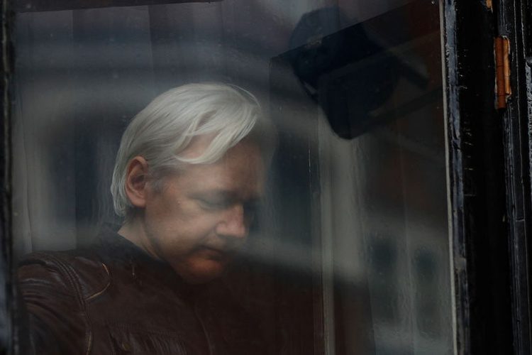 Utemeljitelj WikiLeaksa Julian Assange viđen je na balkonu ekvadorskog veleposlanstva u Londonu, Britanija, 19. svibnja 2017.