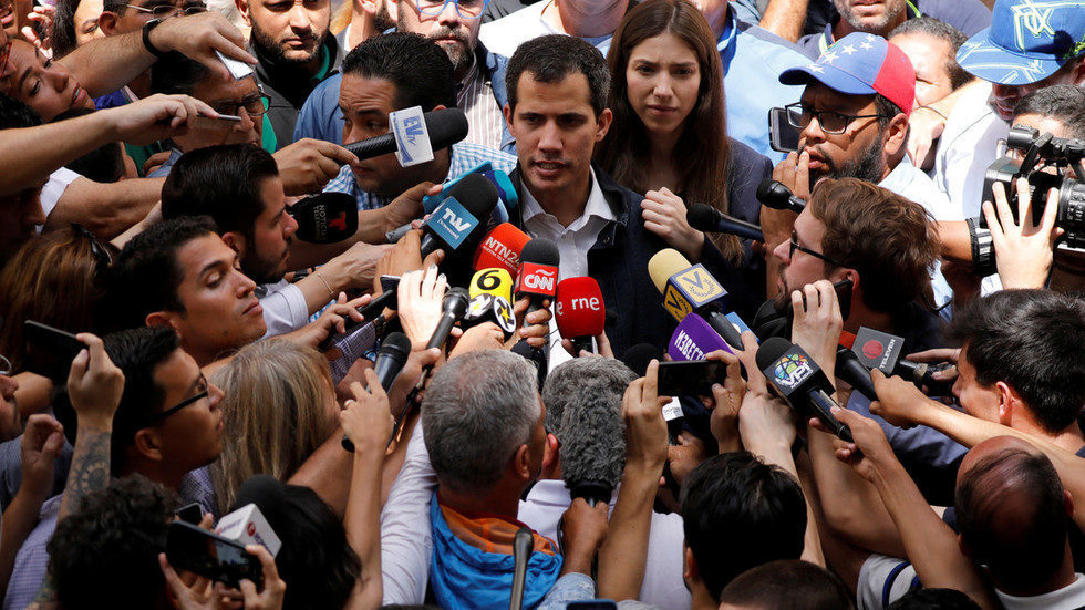 Venecuelanski samoproglašeni privremeni predsjednik Juan Guaido govori medijima