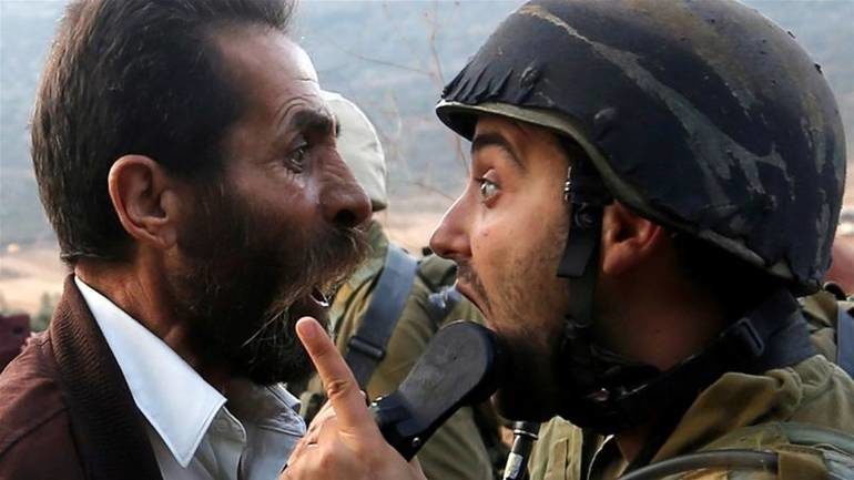 Klikni za povećanje Palestinac se svađa sa izraelskim vojnikom