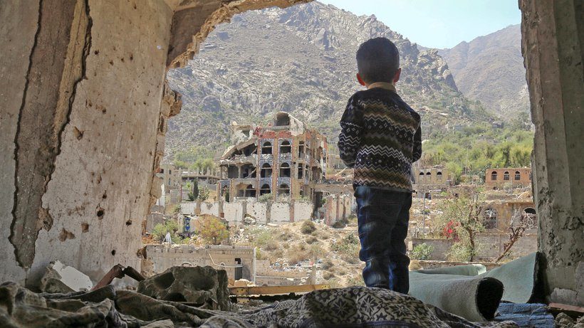 Jemensko dijete gleda iz ruševne zgrade u gradu Taizzu