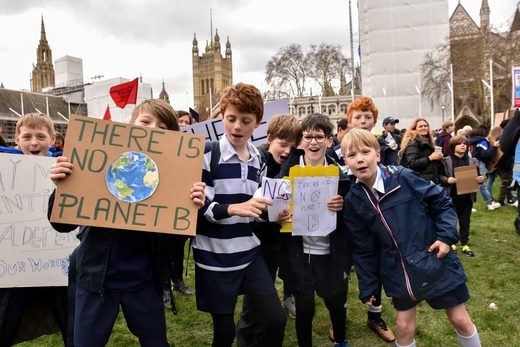 Tisuće mladih i školske djece prosvjeduju u središnjem Londonu zbog klimatskih promjena