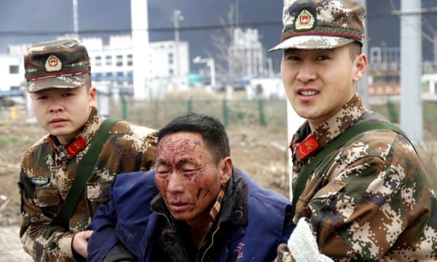 Policija pomaže ozlijeđenom čovjeku nakon eksplozije u Yanchengu
