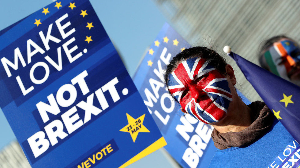 Prosvjednici protiv Brexita prosvjeduju ispred sjedišta Europske komisije uoči summita EU u Bruxellesu
