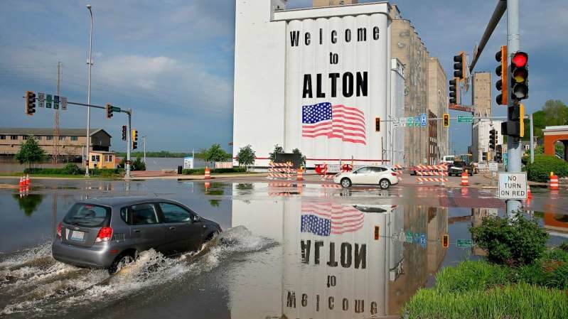 Vozilo prolazi kroz poplavnu vodu rijeke Mississippi u centru Altona, Illinois, u ponedjeljak, 6. svibnja 2019. godine.