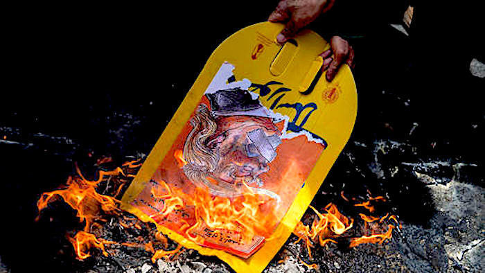 Iranci spaljuju sliku predsjednika Donalda Trumpa tijekom prosvjeda protiv Trumpove odluke o odlasku iz nuklearnog sporazuma u Teheranu