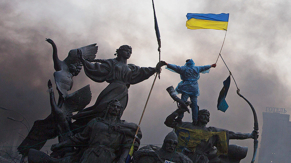 Ukraine protester flag statue maiden riots