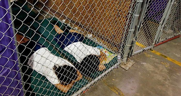 Klikni za povećanje 2014 fotografija zatočene djece imigranta na Obaminom satu.