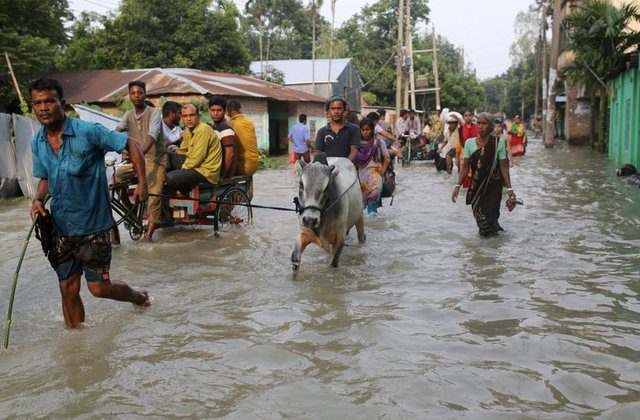 Ljudi se kreću poplavljenom cestom u Gaibandhi, Bangladeš 18. srpnja 2019