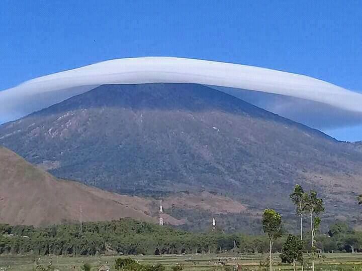 lentikularni oblak lambok indonezija