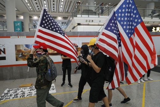 Demonstranti u Hongkongu otvoreno nose zastave Sjedinjenih Država
