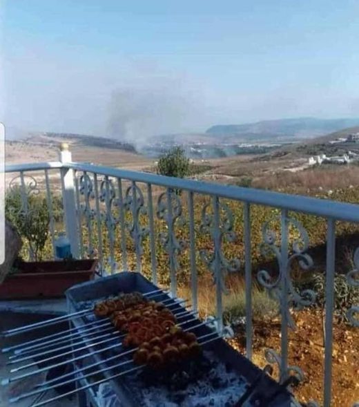 Libanonci koji žive uz palestinske granice opušteni su i rade roštilj.