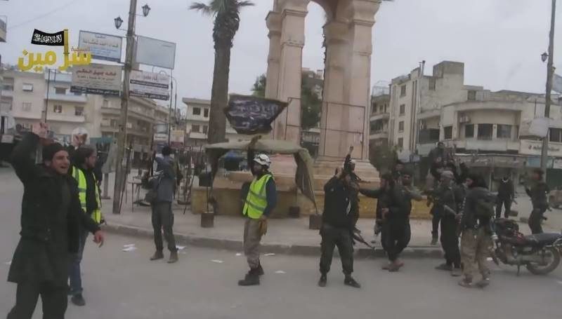 Bijele kacige, koje ovdje vidimo kako slave sa ekstremistima Nusre