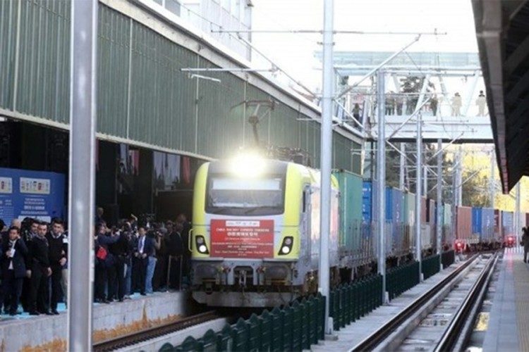 | Prvi teretni voz iz Kine prošao kroz tunel na Bosforu