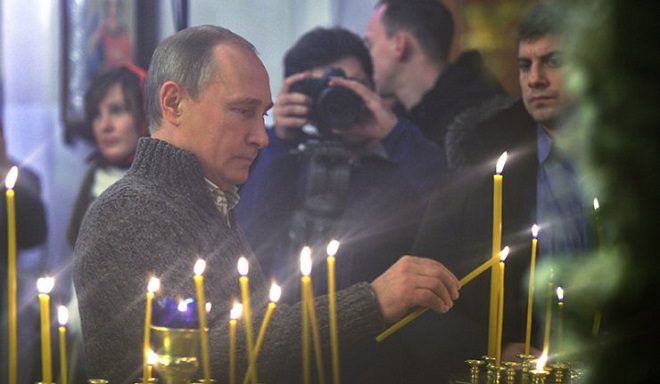 Klikni za povećanje Putin pali svijeću