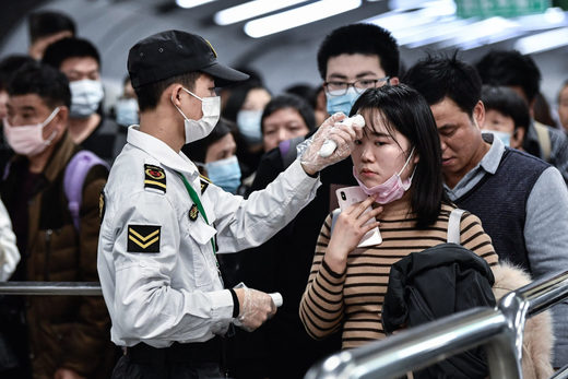 Policajci mere temperaturu građanima Gvangžua, 22. januar 2020.