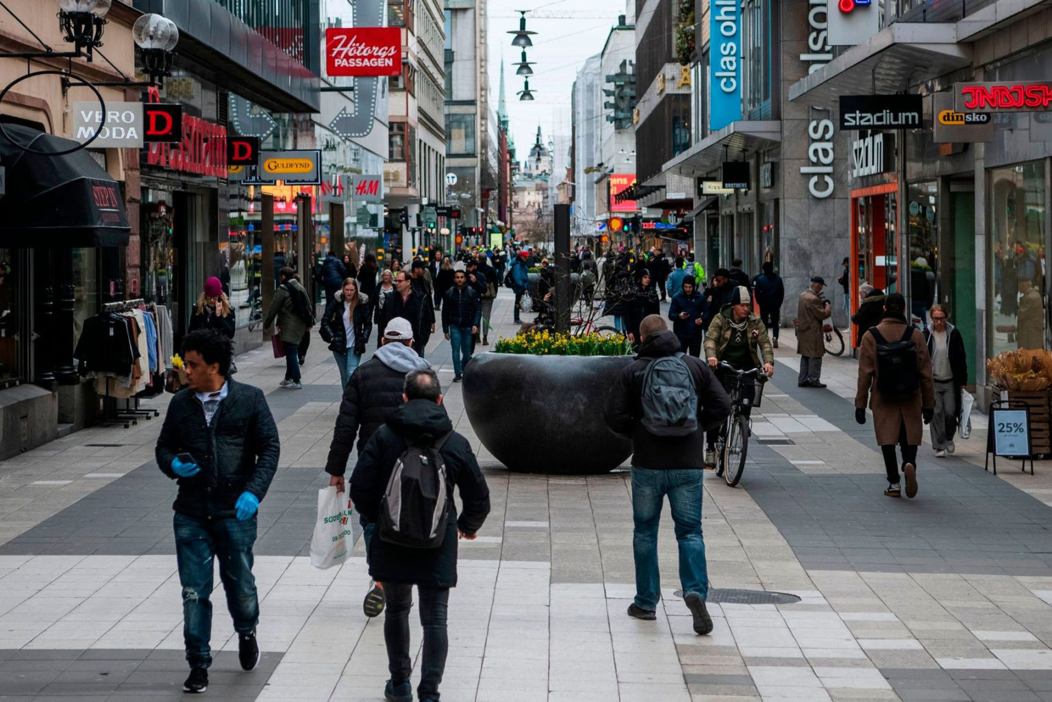 Građani Stokholma šetaju u pešačkoj zoni