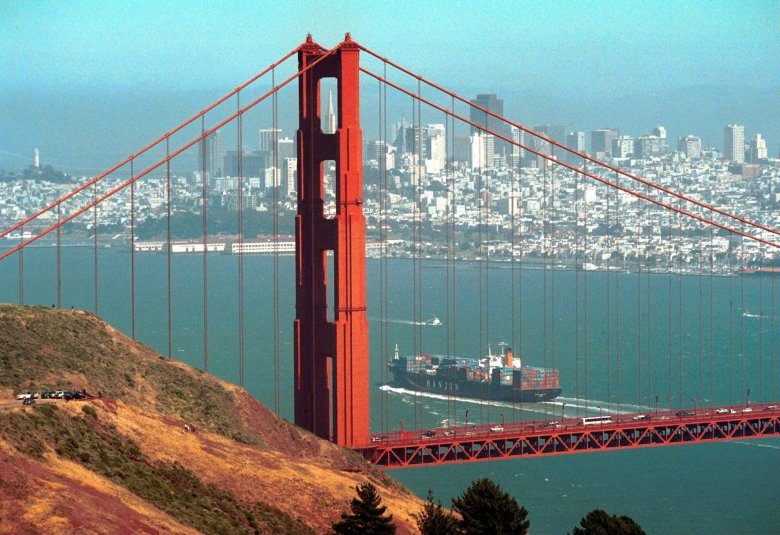 Most Golden Gate uokviruje obris San Francisca