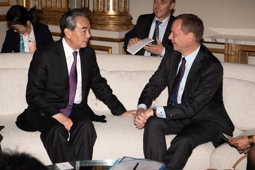 Kineski ministar spoljnih poslova Vang Ji i savetnik francuskog predsednika Emanuel Bon