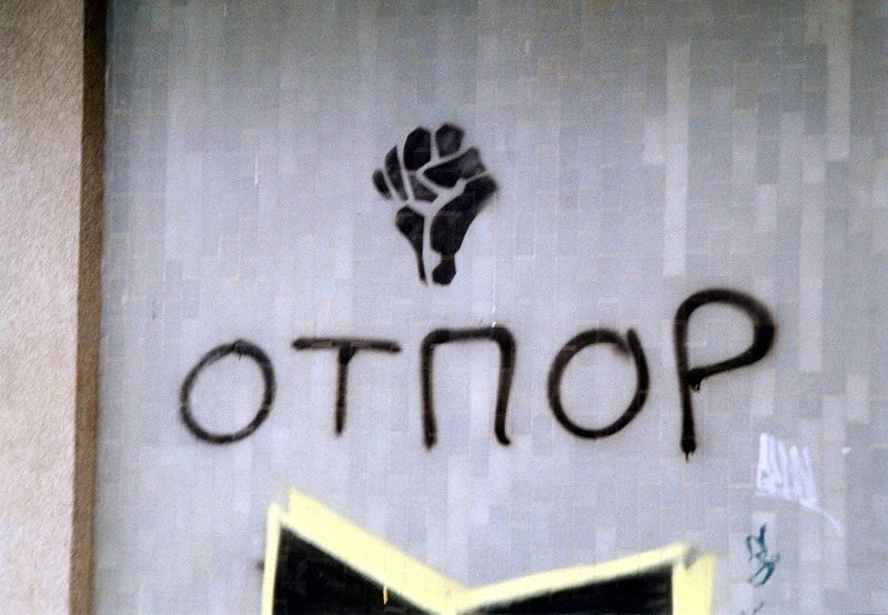 OTPOR znak u blizini Sveučilišta u Novom Sadu, Srbija, 2001