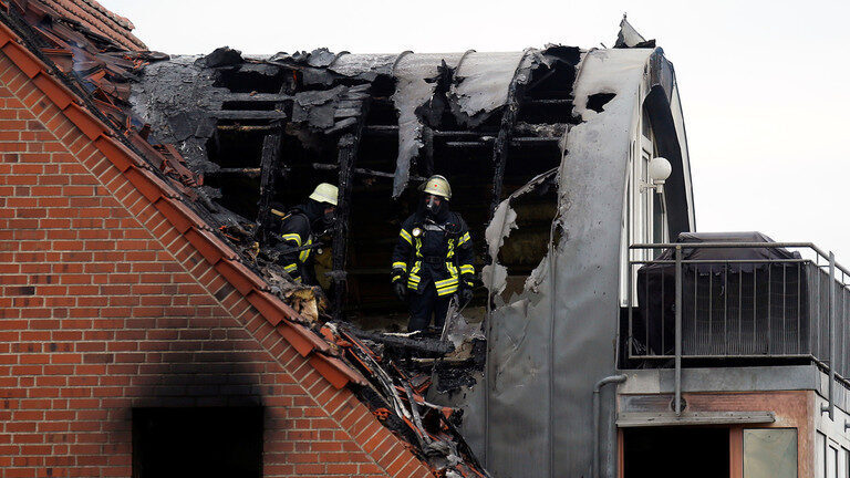 Spasioci na mjestu događaja gdje se ultra laki zrakoplov srušio u stambenu zgradu u Weselu.