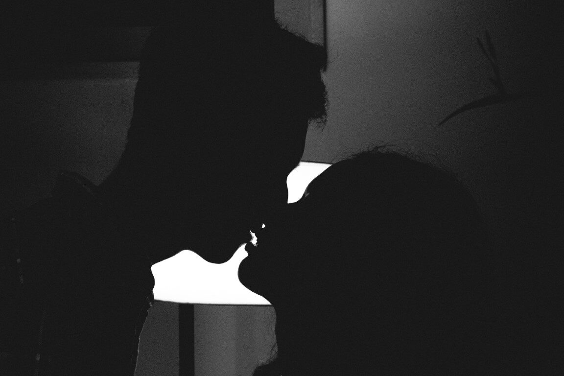 silhouette kiss