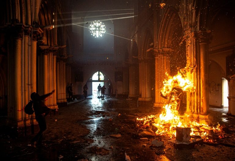 Demonstrant pale vatru unutar crkve San Francisco de Borja u Santiagu u Čileu