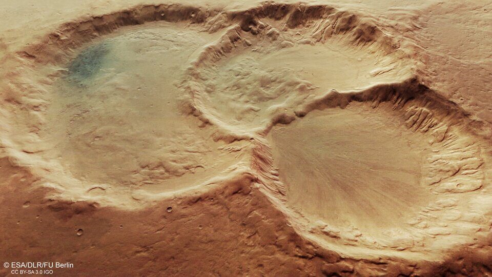 Pogled na trostruki marsovski krater