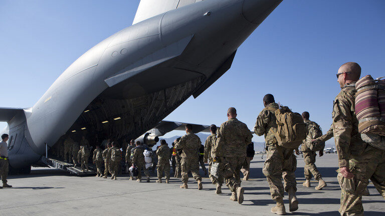 US soldiers evacuate afghanistan bagram