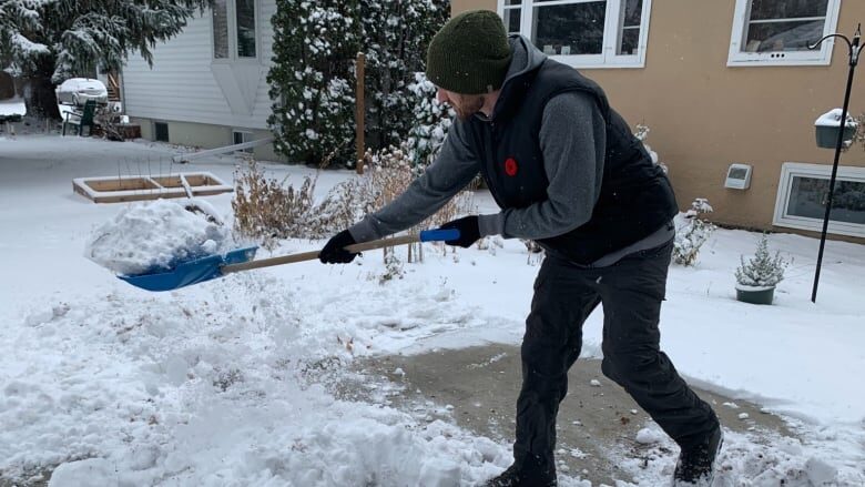 Klikni za povećanje Mark Lavoie shovels snow in Saskatoon on Thursday. Saskatoon saw six to nine centimetres of snow over two days, Environment Canada says.
