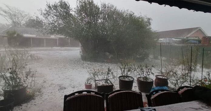 Klikni za povećanje Freak Storm Turns Pietermaritzburg Roads into Rivers,