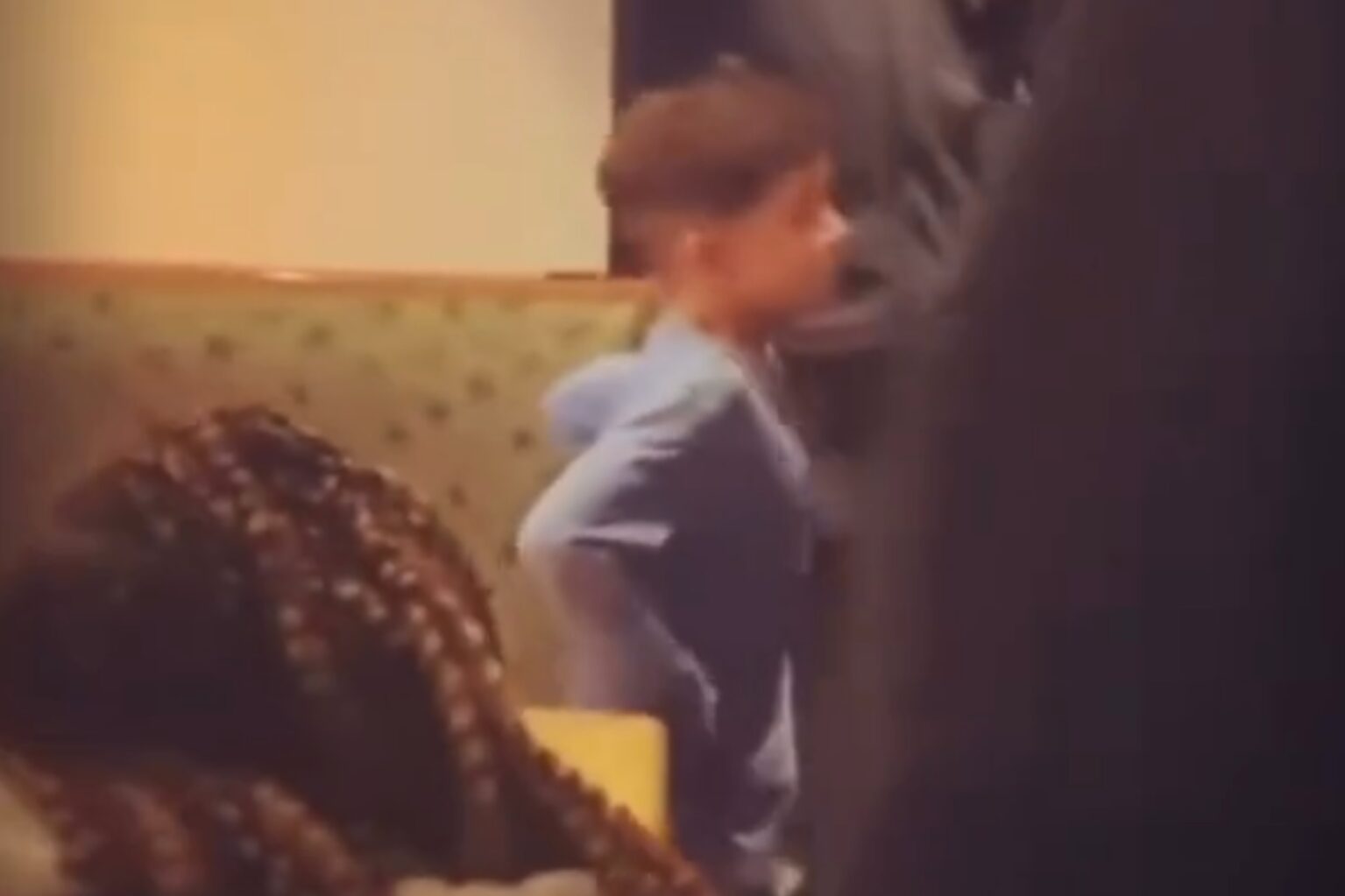 mother child ejected restaurant vaccine