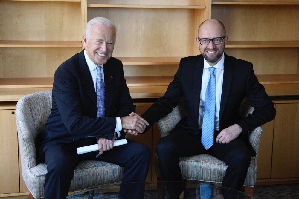 Klikni za povećanje biden i jacenjuk
