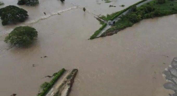 Flooding continues in various municipalities in the south of Lake Maracaibo on northwestern Venezuela. A levee on the Zulia River broke during heavy rains, affecting cattle-raising and agricultural areas.