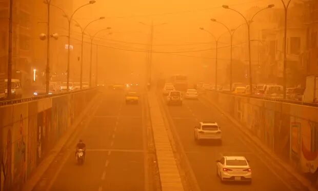 Klikni za povećanje Dust settled across streets and vehicles and seeped into homes in Iraq's capital Baghdad as the storm hit on Sunday