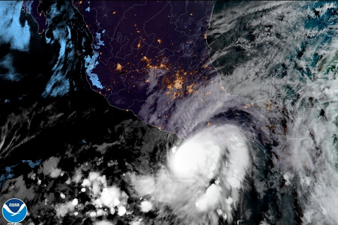 Klikni za povećanje This satellite image shows Agatha off the Pacific coast of Mexico's Oaxaca state on Monday