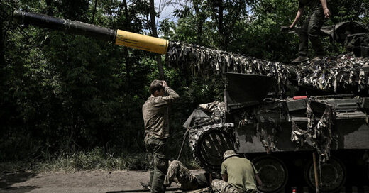 Ukrajinski vojnici popravljaju tenk