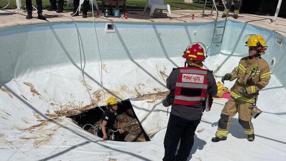 sinkhole pool israel man dead