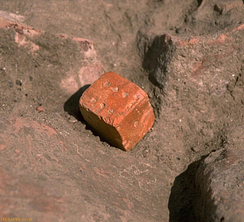 Terakota kockica od crvene gline sa lokaliteta Mohendžo-daro