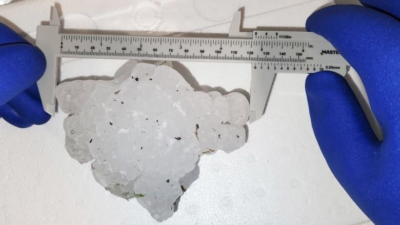 Klikni za povećanje This record-breaking hailstone was recovered