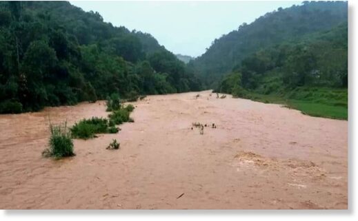Klikni za povećanje Floodwater rises in Phu Tho Province in northern Vietnam, August 12, 2022.