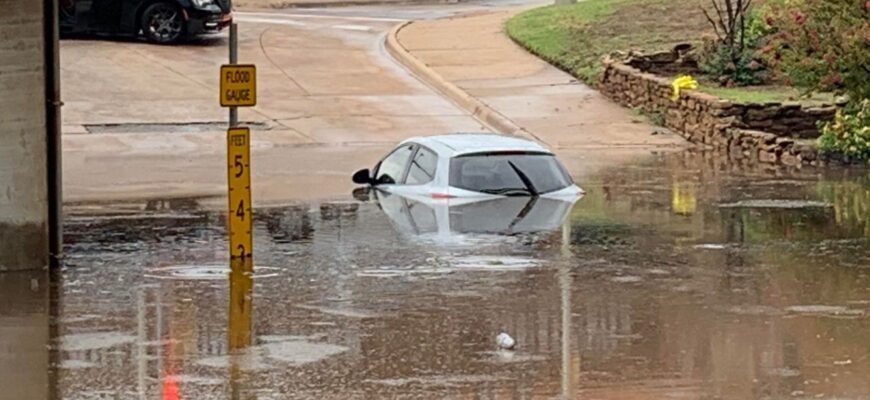Cars get stuck in flooded Abilene roads, intersections