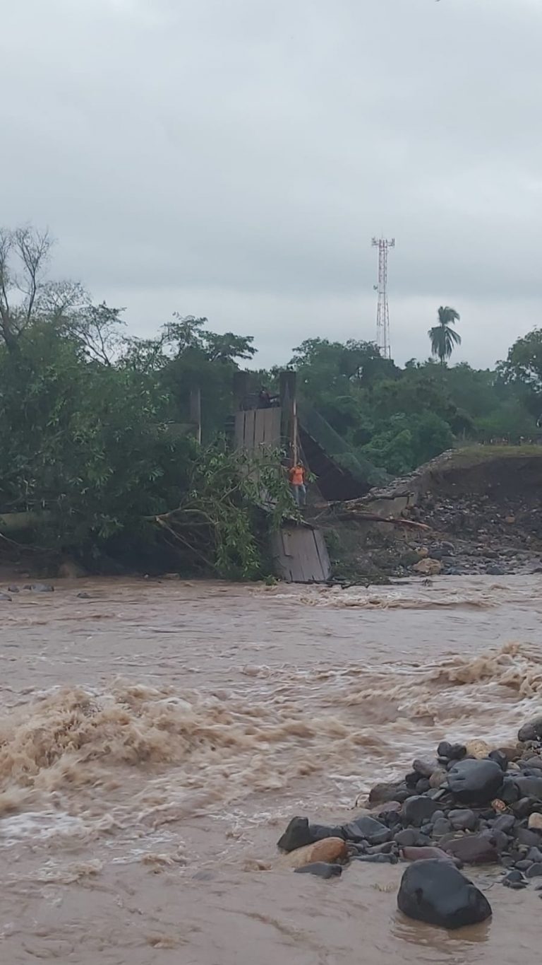 A bridge collapsed in Hacienda El Santo village