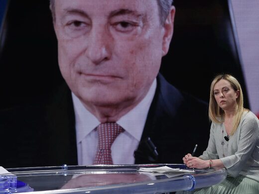 Giorgie Meloni sa slikom odlazećeg premijera Marija Draghija