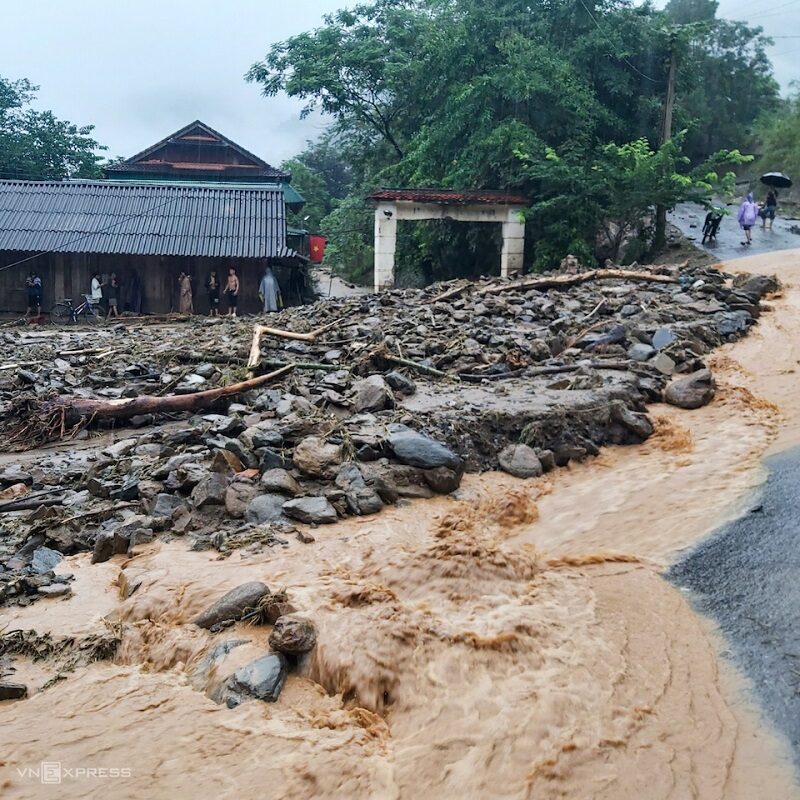 A landslide of rocks and clay destroyed a road in Ta Ca and blocked rescue operations from reaching the commune.